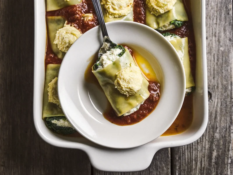 Cannelloni ricotta e spinaci con salsa leggera, una porzione nel piatto